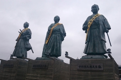 高知駅前の銅像たち