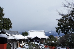 雪景色の建勲神社