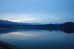 早朝の湖